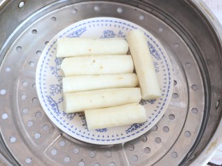 2、蓝莓山药泥,山药去皮后，上锅蒸熟。