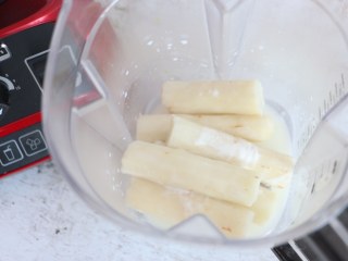 4、蓝莓山药泥,加入牛奶或者淡奶油都可以。我是用了250g 的山药泥中加入了100g 的牛奶。