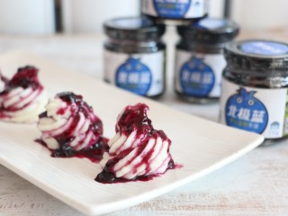 10、蓝莓山药泥,淋上蓝莓酱即可。