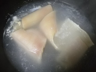 1、豆皮猪皮冻,将肉皮放入锅中煮8——10分钟捞出。