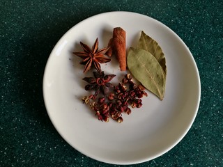 8、豆皮猪皮冻,然后将花椒、八角、桂皮、香叶冲洗一下，放入料包，连同葱段和姜片一起放入锅中。