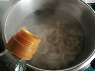 9、豆皮猪皮冻,往锅里放入生抽、老抽、料酒和盐。盐的用量根据个人口味酌情添加。