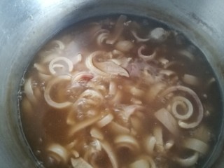 10、豆皮猪皮冻,当煮到肉皮软烂，汤汁变少且浓稠时就可以关火，放一边晾凉。汤汁越浓稠做出的皮冻成型越好，口感也越Q弹筋道。