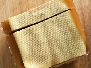 13、豆皮猪皮冻,这是凝固好的皮冻，摔都摔不碎。