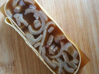 14、豆皮猪皮冻,切开后是这样子。