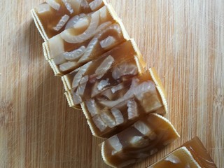 15、豆皮猪皮冻,摆盘时切成自己喜欢的形状。