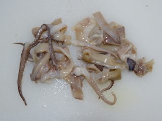 3、香酥辣鱿鱼,切成条
