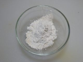 4、香酥辣鱿鱼,淀粉和面粉混合