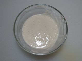 5、香酥辣鱿鱼,加入水调成面糊