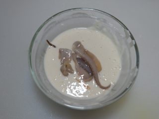 6、香酥辣鱿鱼,现在去热油锅，将鱿鱼裹粘好面糊