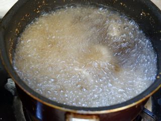 7、香酥辣鱿鱼,油热，下入鱿鱼