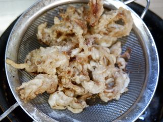 8、香酥辣鱿鱼,炸至金黄酥脆