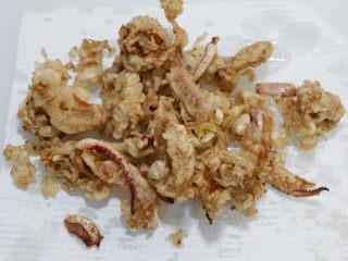 9、香酥辣鱿鱼,捞出沥油