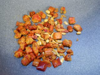 10、香酥辣鱿鱼,重起锅加入酥辣椒