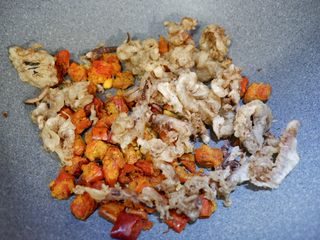 11、香酥辣鱿鱼,放入炸好的鱿鱼