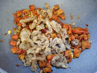 13、香酥辣鱿鱼,翻炒均匀即可~