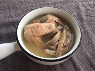 11、猪肚包鸡,装盘，如果有点凉的话可以把猪肚和鸡肉放回砂锅再煮开就可以。