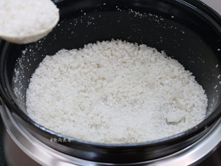 5、珐琅锅盐焗鸡,铲起一部分粗盐，剩下一部分铺满锅底