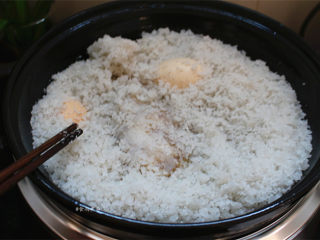 10、珐琅锅盐焗鸡,两小时烹饪结束，电炖锅发出嘀嘀的提示声，这时关掉电源，打开锅盖