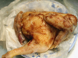 11、珐琅锅盐焗鸡,取出鸡蛋和鸡肉，鸡蛋轻松剥壳，鸡肉手撕或斩块即食