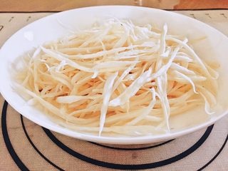 2、油泼手撕杏鲍菇,呈上图状态。