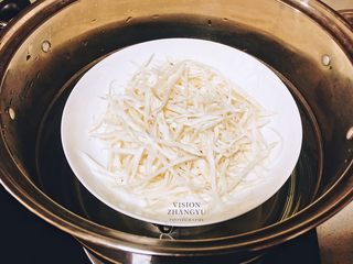 3、油泼手撕杏鲍菇,杏鲍菇上锅中火蒸熟。