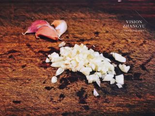 4、油泼手撕杏鲍菇,蒜切成小丁。