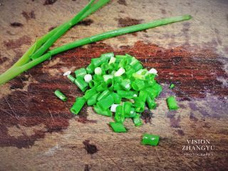 5、油泼手撕杏鲍菇,葱切小段。