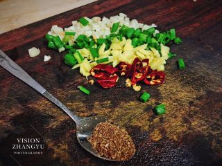 8、油泼手撕杏鲍菇,准备好花椒面。