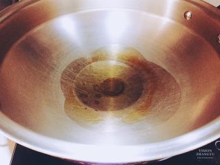 9、油泼手撕杏鲍菇,油倒入锅中大火烧热直到冒烟。