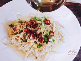 10、油泼手撕杏鲍菇,浇上热油。