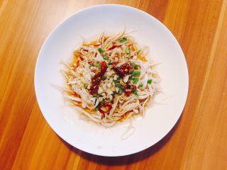 11、油泼手撕杏鲍菇,加上酱油和醋拌一拌就完成了。