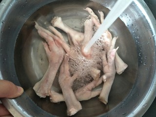 2、泡椒凤爪,取八根凤爪解冻洗净