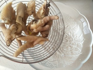 7、泡椒凤爪,煮好之后捞起来放入凉白开中，洗2～3遍洗干净。