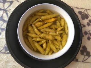 9、泡椒凤爪,准备一大碗泡椒