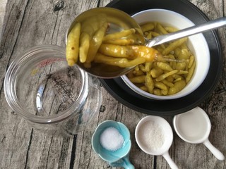 10、泡椒凤爪,取一个大玻璃瓶，1/3的泡椒，放在瓶底。