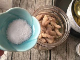 12、泡椒凤爪,加入适量的盐