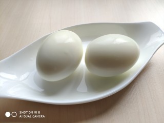 3、藜麦生菜沙拉,鸡蛋煮熟，剥去蛋皮备用。