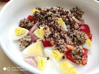 11、藜麦生菜沙拉,将藜麦放入鸡蛋番茄中。