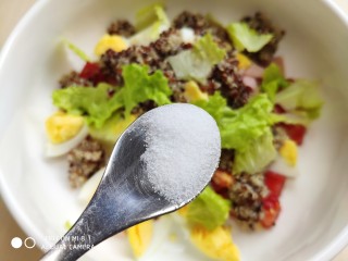 13、藜麦生菜沙拉,根据个人口味加入少许盐。