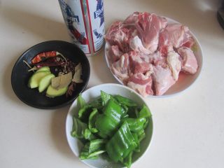 1、啤酒鸭,准备好原材料；