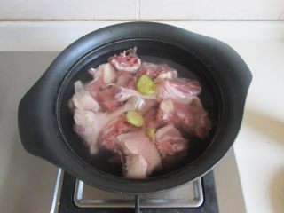 2、啤酒鸭,鸭肉冷水下锅，加入姜片，大火煮开焯一下再沥干水分；