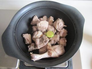 3、啤酒鸭,烧热锅， 放少许油， 下入焯过的鸭肉翻炒；