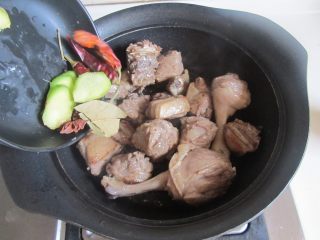 4、啤酒鸭,将鸭肉表面的油脂翻炒出来，炒得表面微微发黄时加入姜片和大料继续翻炒；