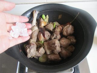 5、啤酒鸭,翻炒几下后加入冰糖；