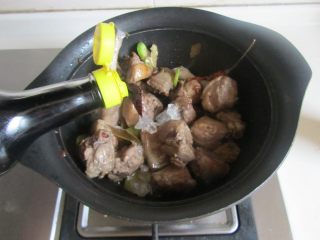 6、啤酒鸭,再加入适量的酱油继续翻炒，直至鸭肉表面上色；