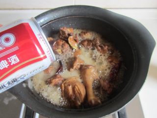 7、啤酒鸭,加入大罐啤酒， 没过所有的鸭肉， 大火煮开， 转为小火煮上三十分；