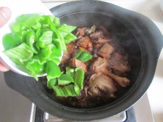 8、啤酒鸭,加入青椒， 翻炒均匀后大火收汁；