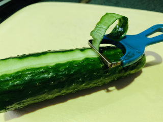 2、酸辣黄瓜条,用刨刀削皮；