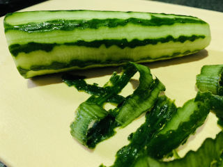 3、酸辣黄瓜条,削的时候留些青色，主要为了美观；